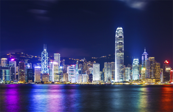 图3：游览香港这座传统与现代并存的迷人都市.jpg