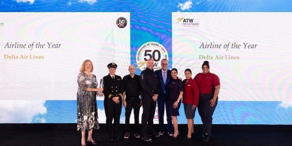 达美航空在迪拜领取ATW“年度最佳航空公司”奖和“名人堂”荣誉_副本.jpg