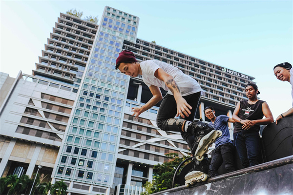 06_一群年轻人在新加坡乌节门JEN 酒店前的滑板公园玩轮滑。.jpg