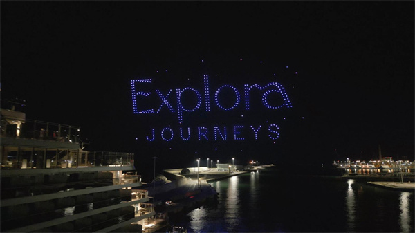 图4：夜空中的无人机群呈现出Explora Journeys品牌标识.jpg