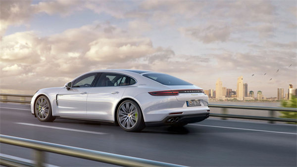 The long-wheelbase Panamera Executive offers a spacious, luxurious interior, ensuring exceptional comfort for both short and long journeys.jpg