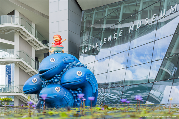 Giant statue of Ponyo on the Cliff by the Sea (2008) outside ArtScience Museum.png