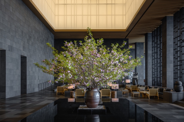 Aman Tokyo, Japan - Lobby, spring flower arrangement_31622_副本.jpg