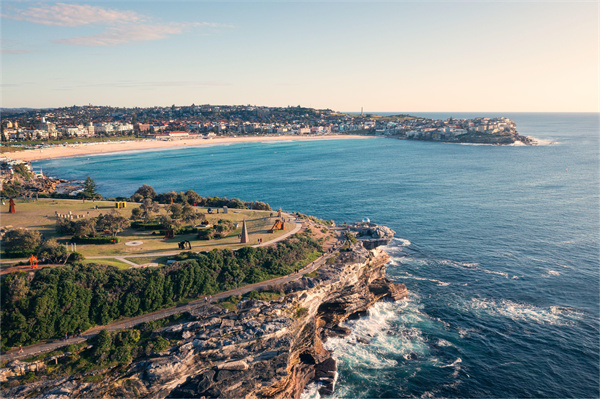 邦迪海滩（Bondi Beach）-来源：新南威尔士州旅游局.jpg