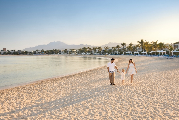 Family on the beach-jpg_副本.jpg