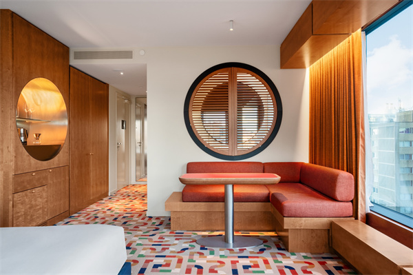 布鲁塞尔The Standard酒店A Guestroom at The Standard, Brussels.jpg