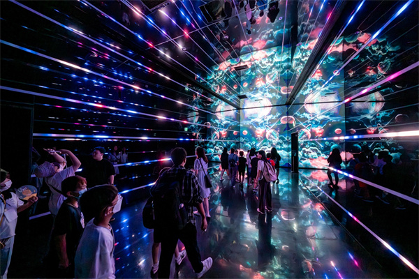 [Photo 4] Visitors viewing the media art exhibition at ‘Le Space INSPIRE’.jpg