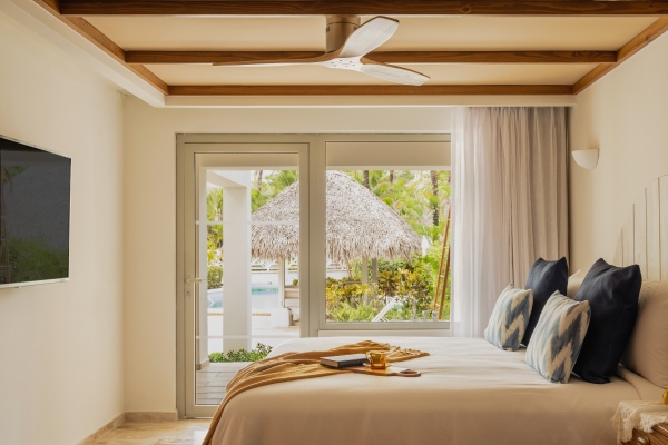 Master Suite Swim Up bedroom_副本.jpg