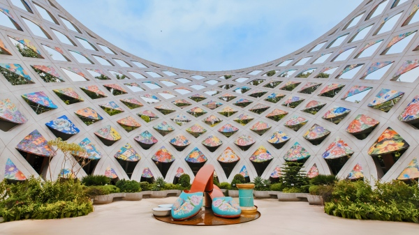图片2.巨型传统娘惹串珠拖鞋展示区伫立于触阁（图片版权：圣淘沙发展局）_副本.jpg