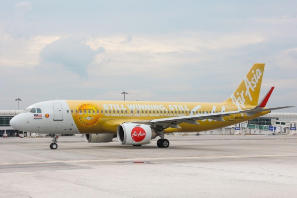 亚洲航空隆重推出金色涂装客机_副本.jpg