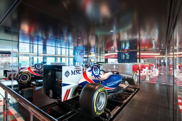 图9F1 模拟赛车为宾客带来酣畅淋漓的竞速体验.jpg