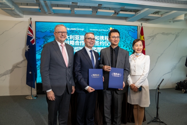 澳大利亚旅游局和携程集团共同签署战略合作备忘录（MOU），照片由左至右分别为：澳大利亚总理安东尼·阿尔巴尼斯（Anthony Albanese）阁下，澳大利亚旅游局国际市场及商务会奖旅游部执行总经理马洛宾（Robin Mack），携程集团副总裁陈冠其（Edison Chen），携程集团首席执行官孙洁（Jane Sun）_副本.jpg