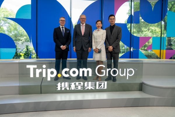 澳大利亚总理一行到访携程集团，照片由左至右分别为：澳大利亚旅游局国际市场及商务会奖旅游部执行总经理马洛宾（Robin Mack），澳大利亚总理安东尼·阿尔巴尼斯（Anthony Albanese）阁下，携程集团首席执行官孙洁（Jane Sun），携程集团副总裁陈冠其（Edison Chen）_副本.jpg