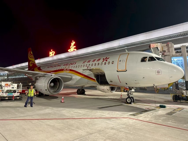 图片说明：香港航空庆祝首班西安服务启航_副本.jpg