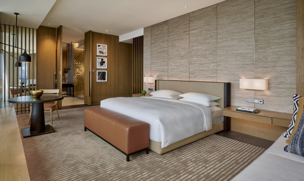 1755693699.jpg 3. Deluxe King Bedroom_副本.jpg