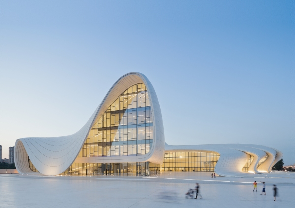 Admire-the-curves-and-collections-of-the-Heydar-Aliyev-Centre-4_副本.jpg