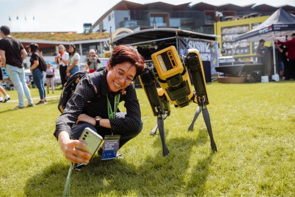 1758813637.jpg 68b4d43568304c2b646730d0_day3-tumbalongpark-atmosphere-jessgleeson-4363-1--p-1600_副本.jpg