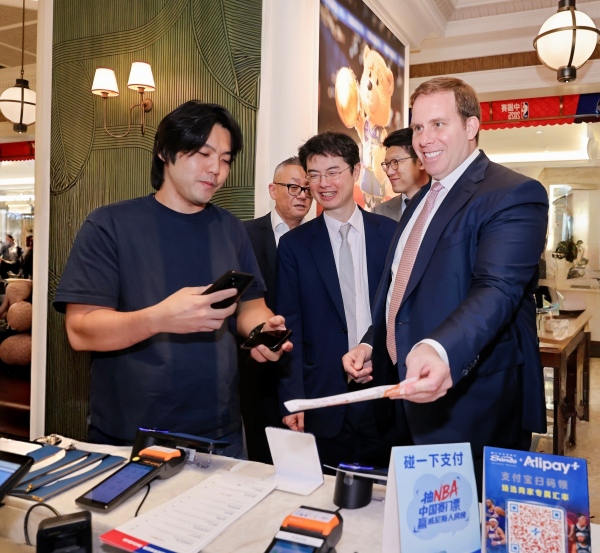 图片说明：拉斯维加斯金沙集团总裁兼首席营运总裁Patrick  Dumont，金沙中国有限公司行政总裁兼执行董事郑君诺及澳门通董事会主席兼总经理孙豪等人共同走访商户，亲身体验相关创新服务_副本.jpg