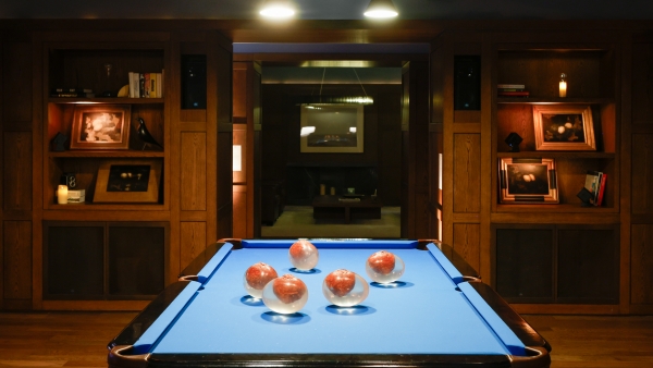 1763504169.jpg 艺术家沈远作品《O》(前景),艺术家赵赵作品《坏蛋》(背景)_副本.jpg