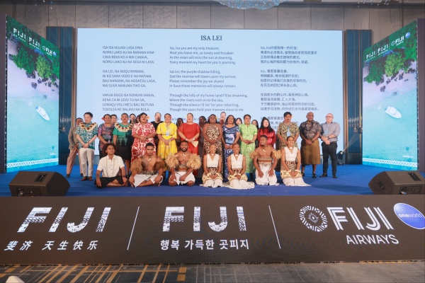 斐济代表团以传统告别曲《Isa Lei》向旅业伙伴及媒体代表致意.jpg