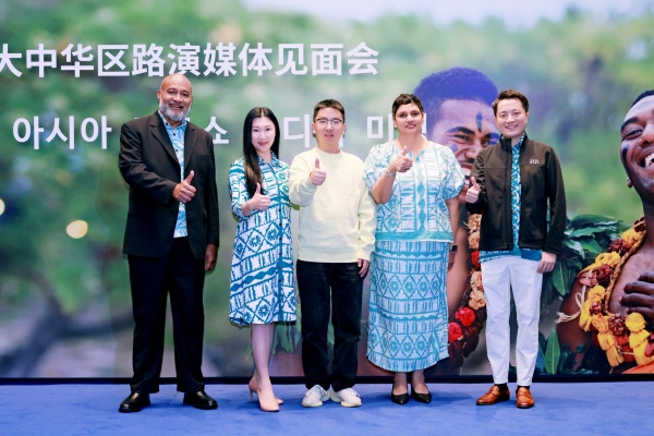 图片（从左至右依次为）：斐济旅游局董事会董事Josaia Rayawa先生、斐济航空亚洲区总经理彭秋琳（Maxine Peng）女士、重庆电视台媒体代表、斐济航空首席营销及销售官Kamal Haer女士以及斐济旅游局亚洲区及华人市场全球总经理郑入瑞（Vincent Zheng）先生.jpg