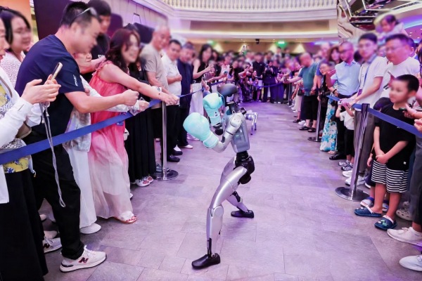 图3：大小宾客们将有机会近距离接触机器人_副本.jpg