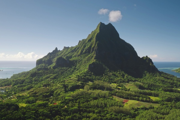 图8：拥有苍翠山峰的莫雷阿岛.jpg
