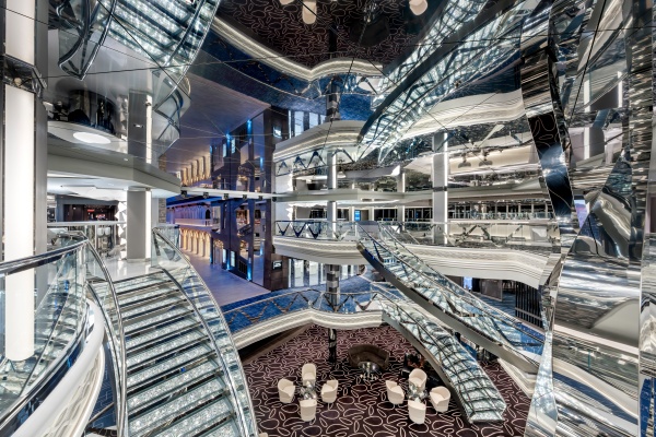 图6：施华洛世奇水晶旋梯尽显MSC地中海邮轮欧式美学.jpg