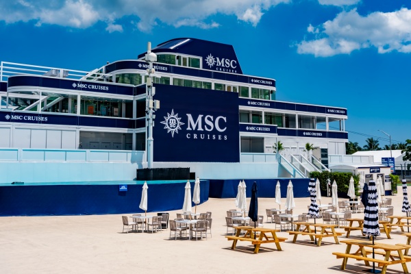 图3：MSC地中海游艇会贵宾观赛区，为宾客提供了宛如海上度假般的惬意休憩空间.jpg