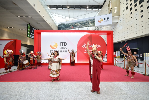 1779989751.jpg ITB现场太阳节表演.jpg