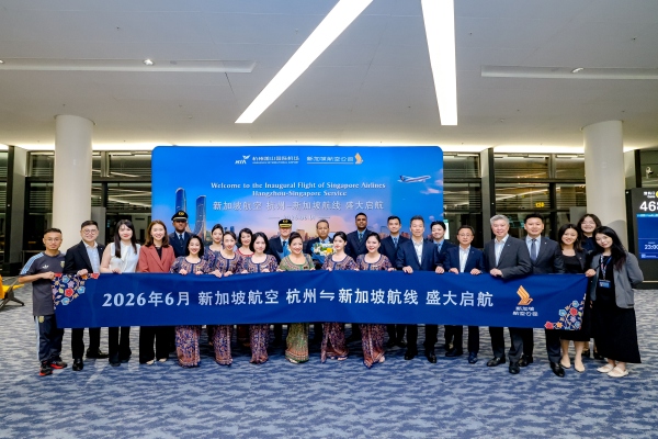 新加坡航空公司领导、杭州萧山国际机场领导、新航杭州-新加坡航线首航航班机组合影共庆_副本.jpg