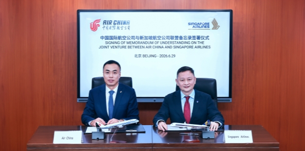 1782725366.jpg 中航集团总经理、国航总裁曲光吉先生(左)与新加坡航空公司总裁吴俊鹏先生(右)_副本.jpg