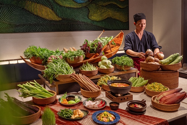 Harvests of the Floating Season at Rice Market_副本.jpg