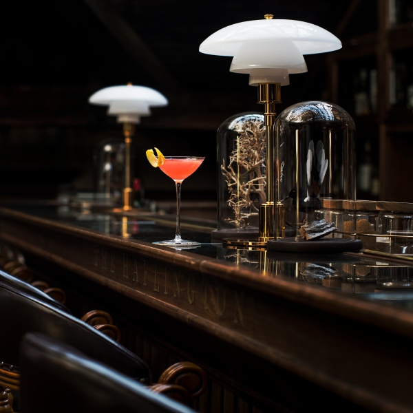 1786118371.jpg The Haflington Takes Over Bar Jade_副本.jpg