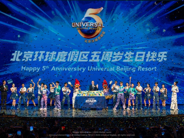 1789605053.jpg 北京环球度假区总经理康兆宁携手度假区明星角色和演员们切下生日蛋糕.jpg