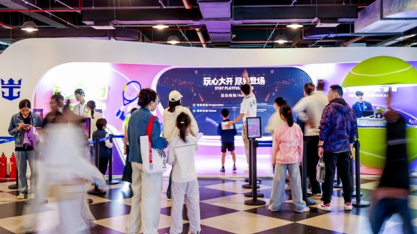 1792060831.jpg 观众于皇家加勒比快闪店参与沉浸式互动_副本.jpg