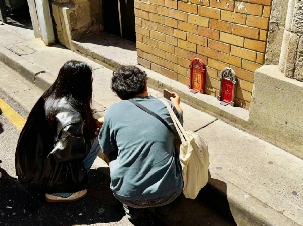 1792673339.jpg 游客俯身拍摄布里斯班迷你小门_副本.jpg