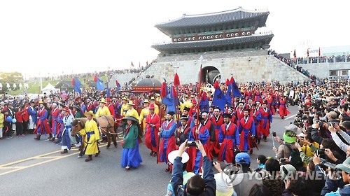 韩国皇室出行重现 吸引大批首尔民众和游客