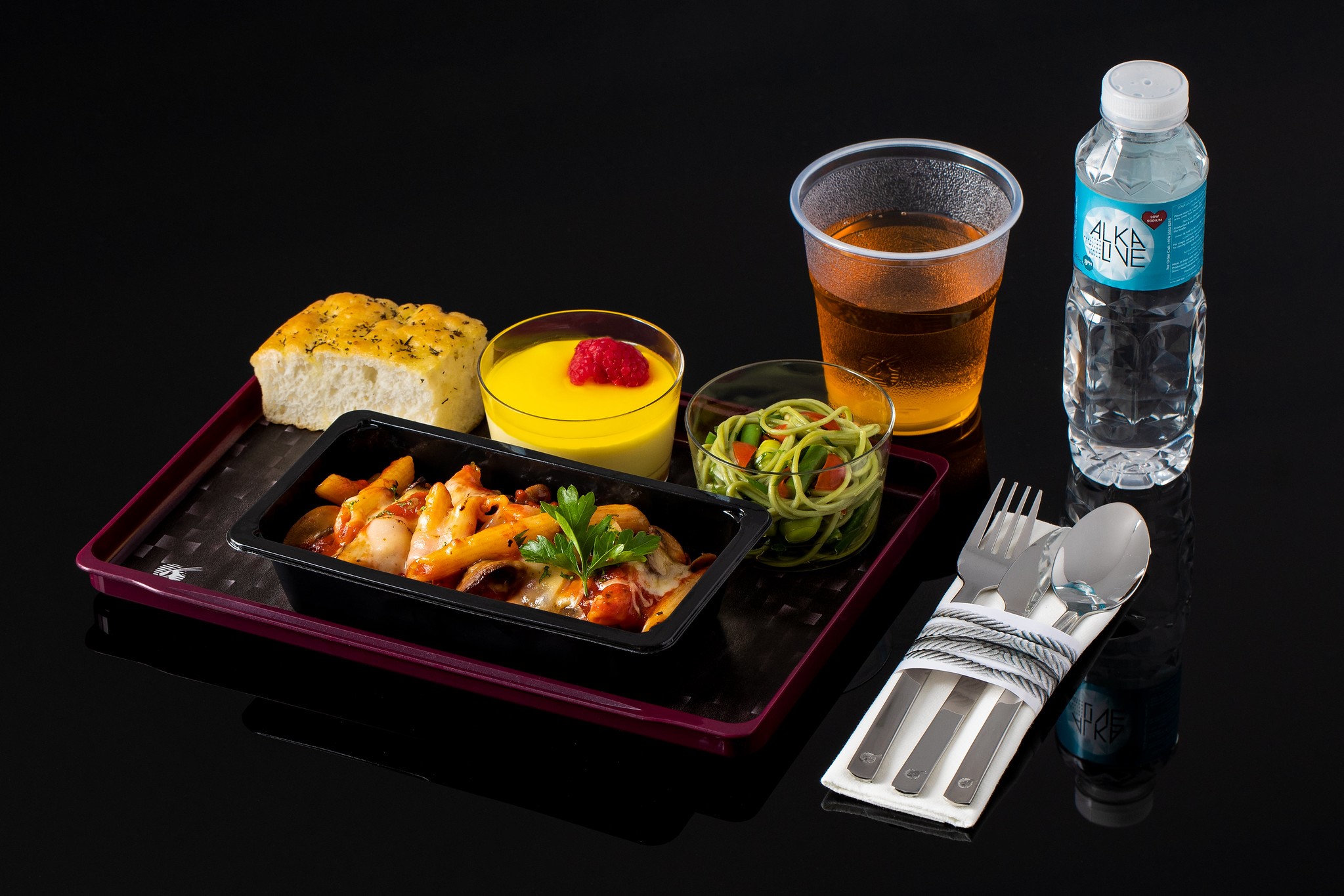 卡塔尔航空推出全新经济舱机上餐食服务“Quisine” 升级经济舱乘客的旅行体验