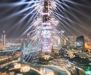 迪拜市中心准备盛大的烟火灯光激光表演欢庆新年到来