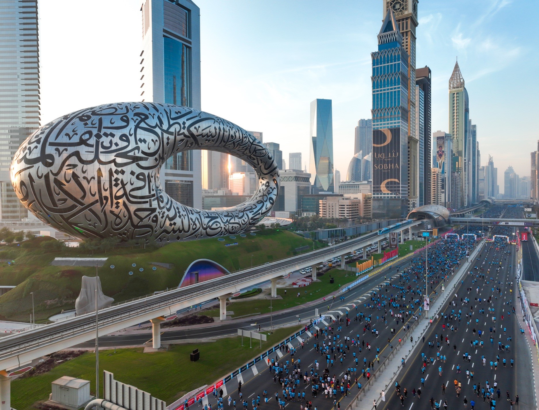 迪拜举办世界上规模最大的跑步 超14万人在谢赫扎耶德路参与迪拜跑（Dubai Run）