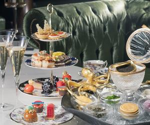 瑞吉酒吧与英国骨瓷品牌Royal Albert携手推出百年经典下午茶套餐