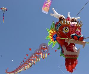 第38届潍坊国际风筝会开幕，世界最大的龙头蜈蚣风筝亮相 