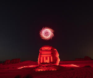 阿尔乌拉沙漠之城的黑格拉上空呈现灯光雕塑秀