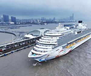 首艘国产大型邮轮爱达·魔都号移泊至上海吴淞口国际邮轮港