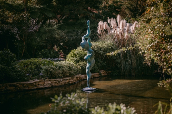艺术家Rogan Gregory栩栩如生的雕塑展览将于贝艾尔酒店的迷人花园内揭幕
