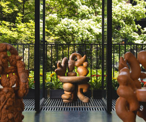 贝艾尔酒店举办Chris Wolston作品展，为其雕塑花园再添亮色