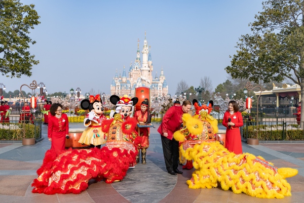 游客与木须龙在上海迪士尼度假区喜迎龙年第一天