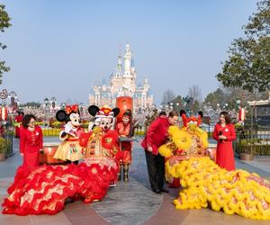 游客与木须龙在上海迪士尼度假区喜迎龙年第一天