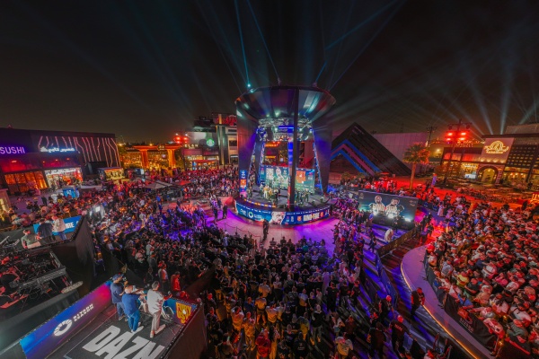 “熊猫胖胖”沙特限定徽章空降东方明珠，凭自带徽章免费兑换